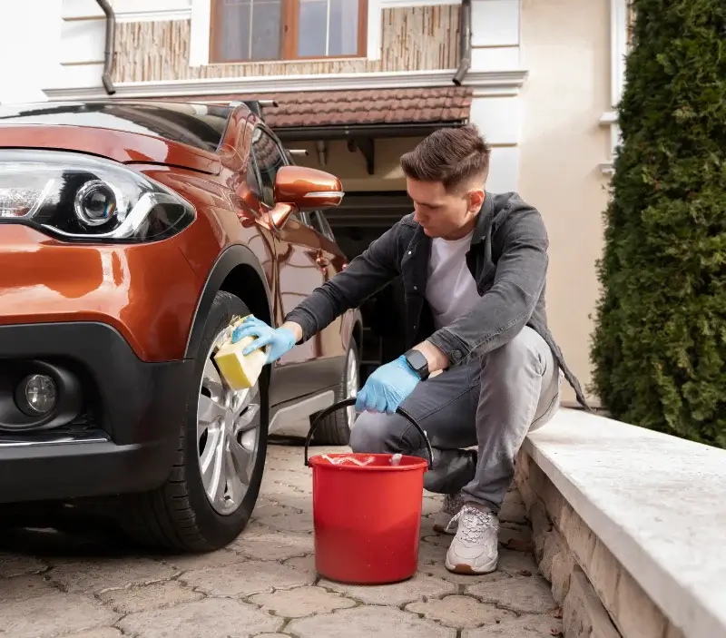 Lavage auto à domicile Sauze : professionnel intervenant sur un véhicule